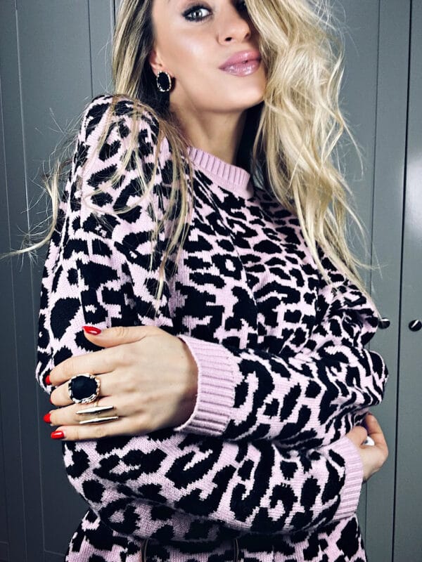 SWETER RÓŻOWY CZARNA PANTERKA LA MILLA