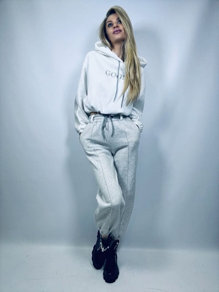 DRES SZARY Z BIALA BLUZA NA SCIAGACZU W BLUZIE