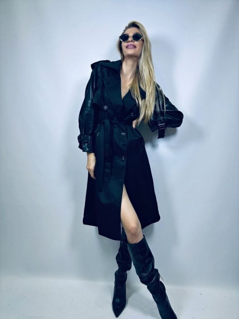 Płaszcz trencz czarny rękawy ma z eko skóry i wiązania na rękawach i w pasie