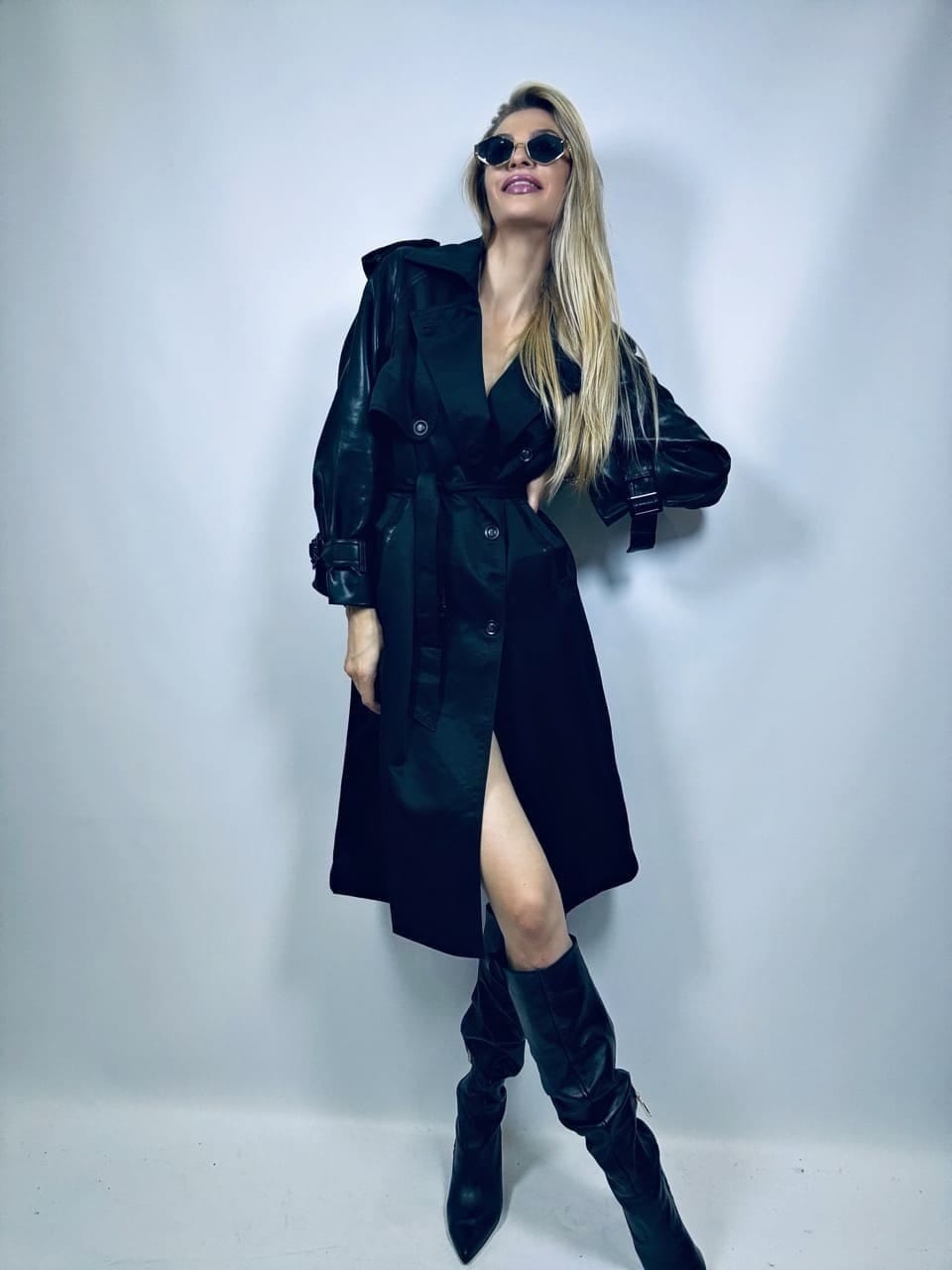 Płaszcz trencz czarny rękawy ma z eko skóry i wiązania na rękawach i w pasie