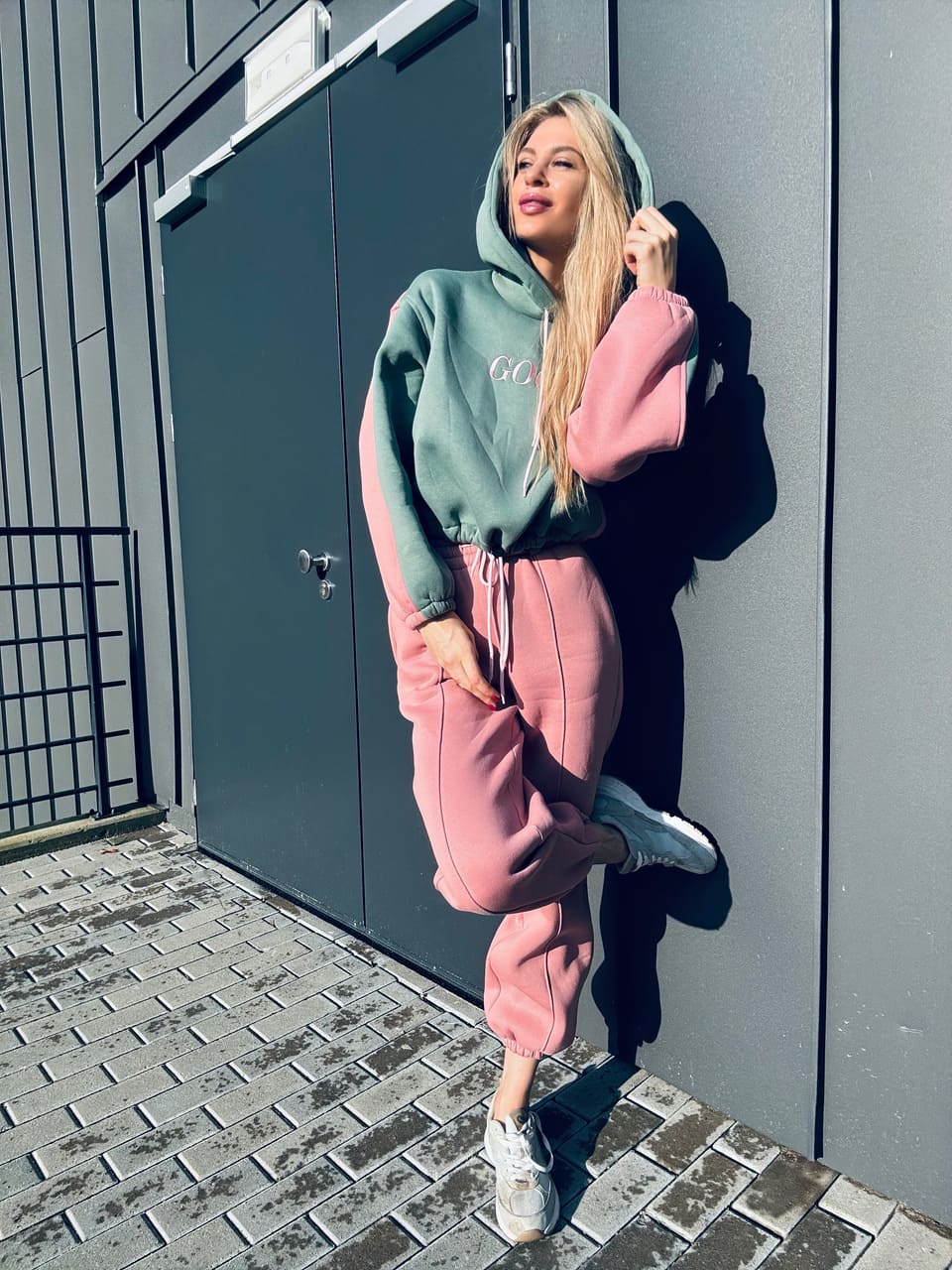 dres ocieplany zielono różowy ze ściagaczem w talii