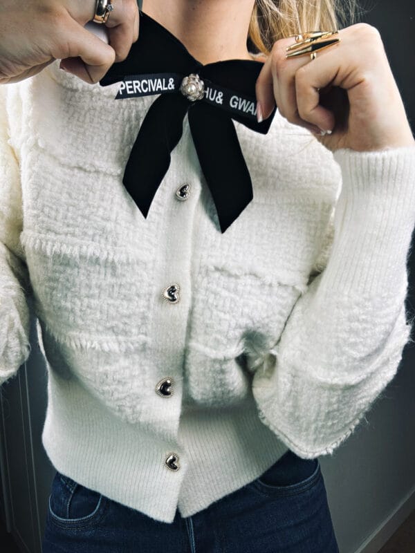 SWETER Z KOKARDĄ ECRU